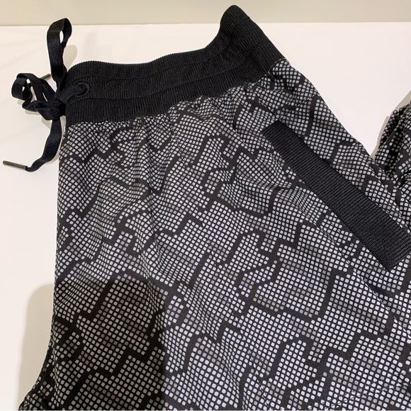 Kyodan Activewear Patterned Cropped Track Pants, Grey Size Medium - Picture 4 of 9